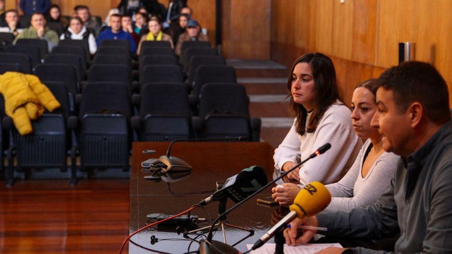 Pleno en el que participaron propietarios de viviendas turísticas en A Illa.