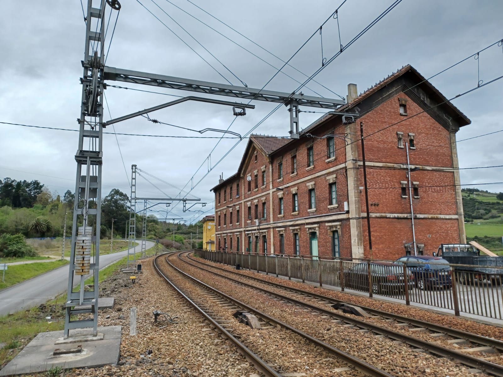 La estación "inglesa" de Villabona, única en Asturias, sigue su imparable deterioro: así es el singular conjunto ferroviario de Llanera