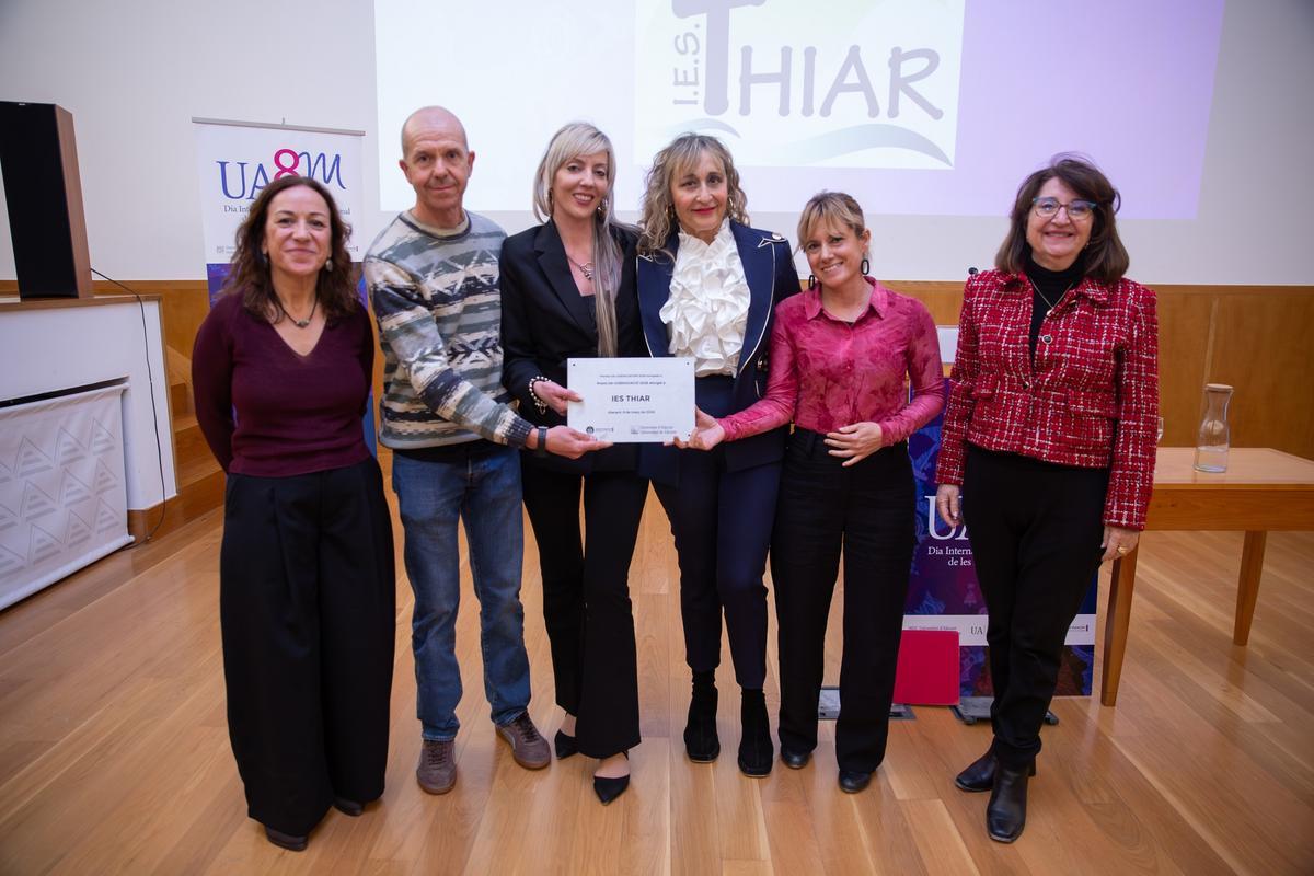 Representantes del IES Thiar recogen el premio.