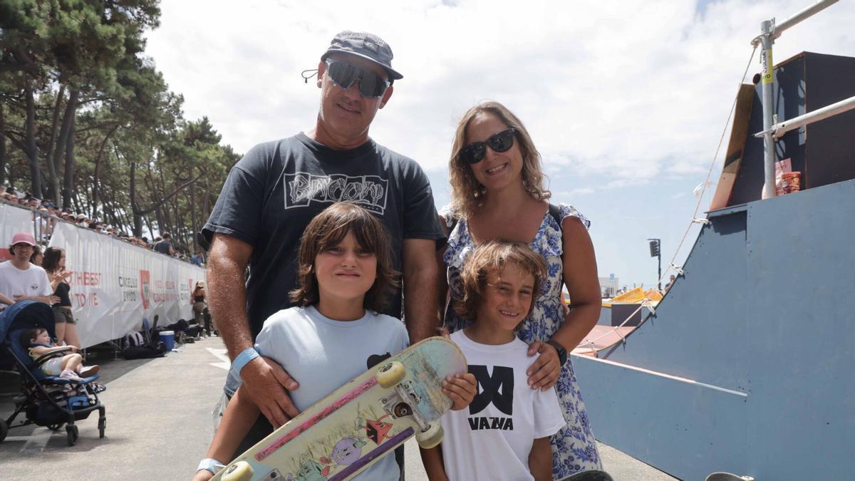 Los jóvenes skaters Leo y Marteo junto a sus padres Pablo y Miriam