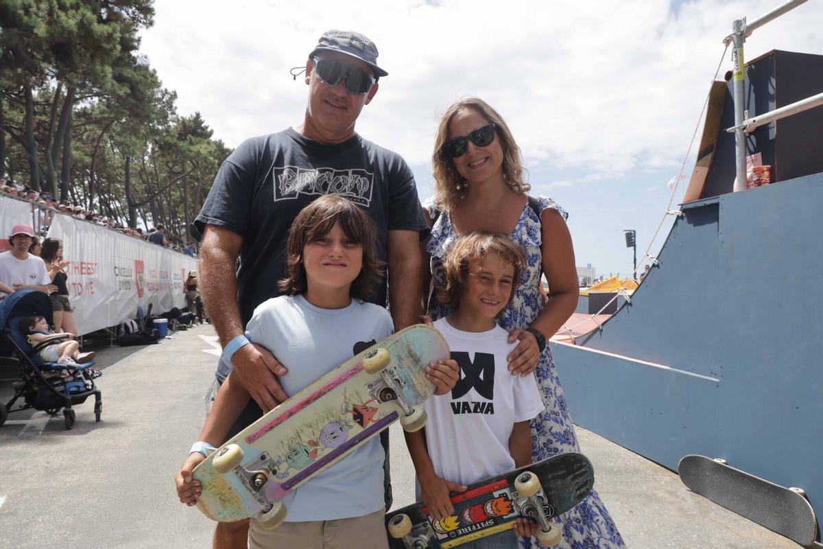 Los jóvenes skaters Leo y Marteo junto a sus padres Pablo y Miriam.
