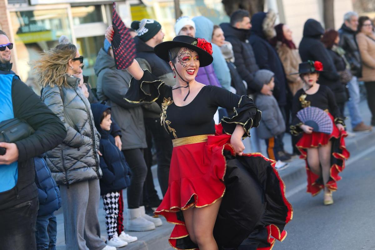 Miles de personas han vuelto a disfrutar del desfile de Carnaval de Toledo que ha llenado de color las calles de la ciudad