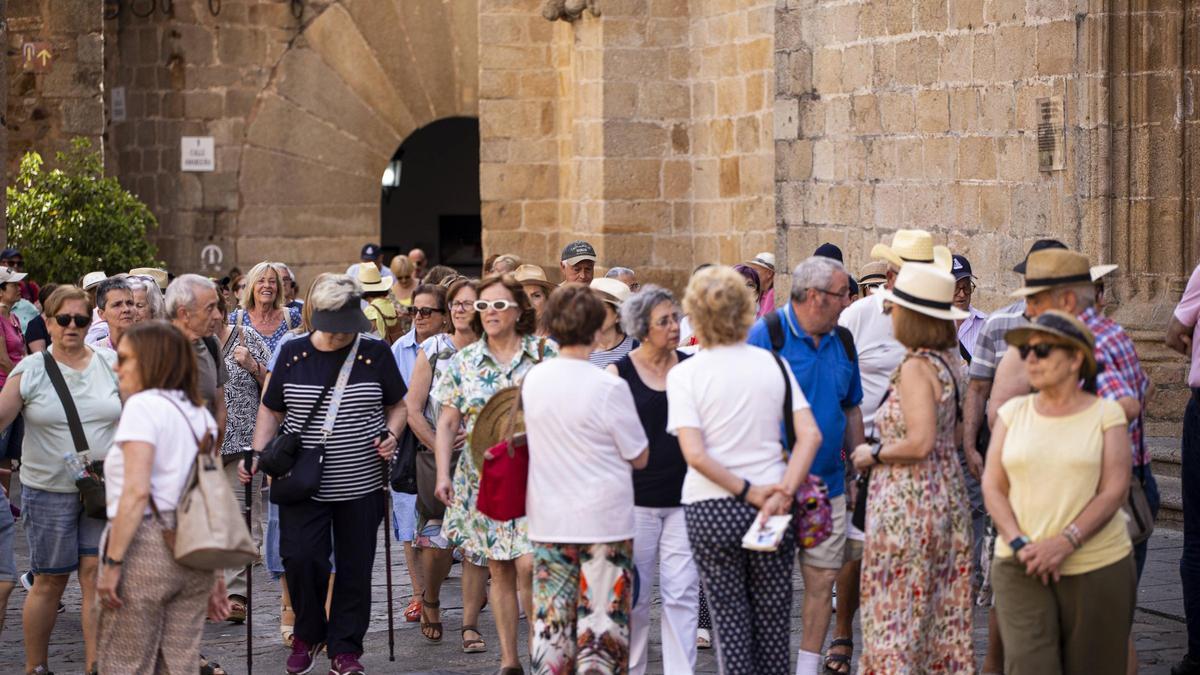 Turistas reunidos en la plaza de Santa María de Cáceres.