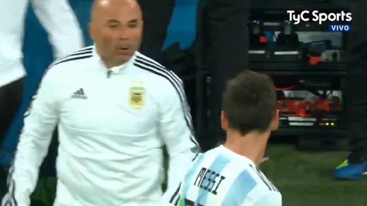 Jorge Sampaoli consulta a Leo Messi la entrada del Kun Agüero