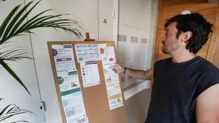 Edu devuelve la ilusión con un concierto a su vecino José Antonio de 83 años: la emotiva historia de un edificio intergeneracional de Palma