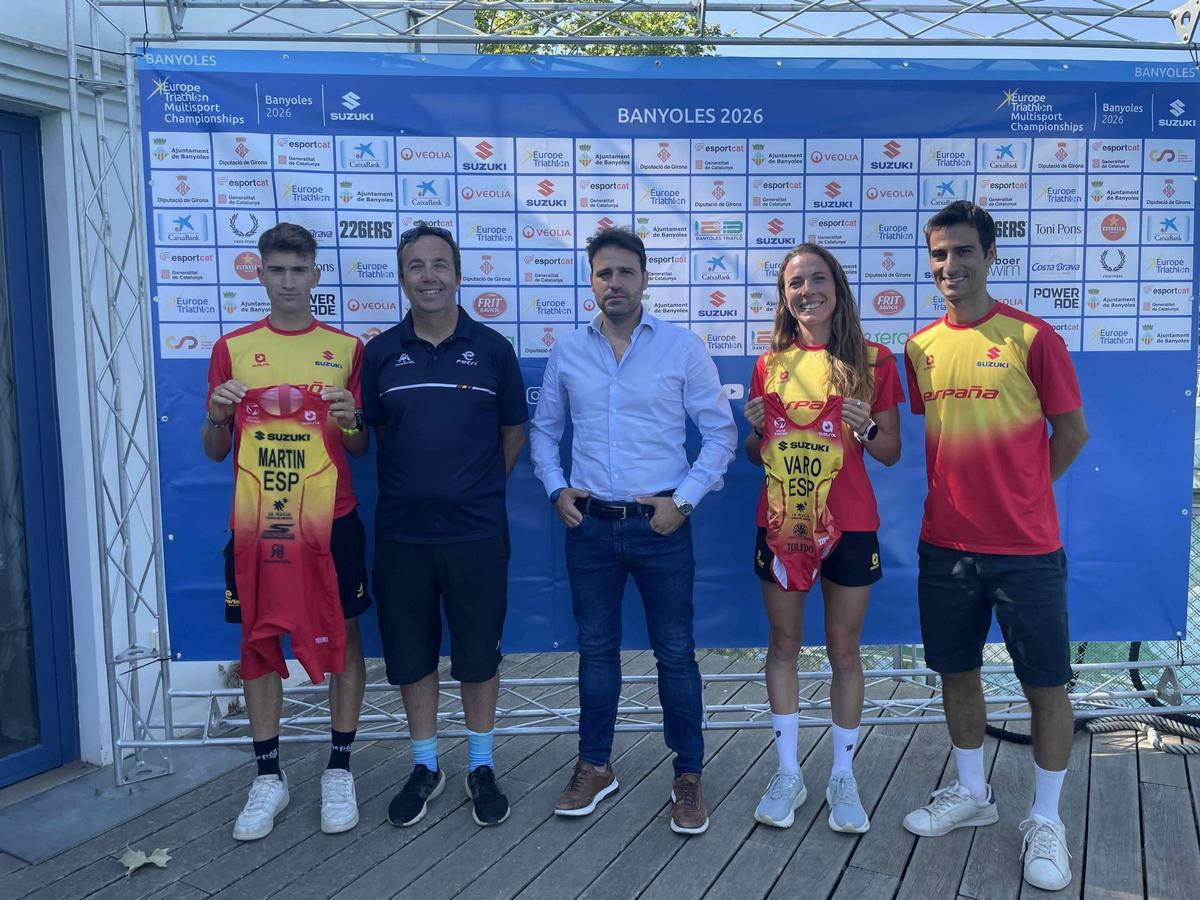 Javier Martín Morales, campió mundial de Duatló 2024; Jorge Garcia, director de competicions de la FETRI; Jordi Congost, primer tinent d'alcalde i regidor d'Esports de l'Ajuntament de Banyoles; Maria Varo, plata al campionat mundial de Duatló 2025; i Mario Mola extriatleta que actualment forma part de l'staff tècnic de la FETRI.