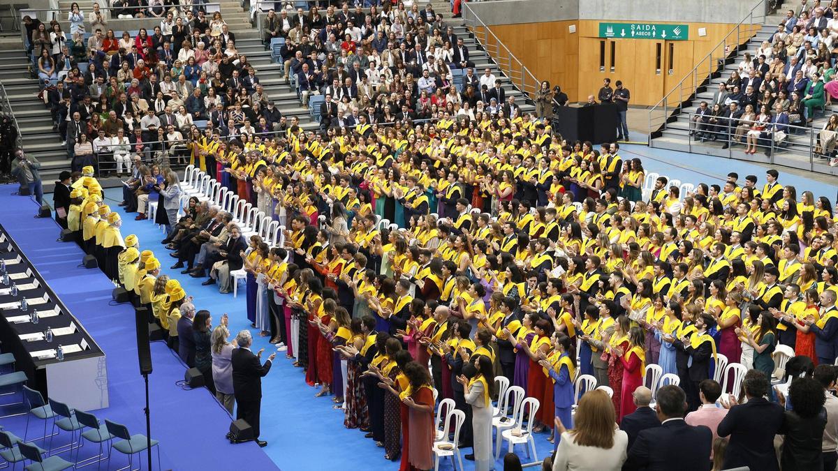 Los futuros médicos celebran su graduación por todo lo alto en el Multiusos Fontes do Sar