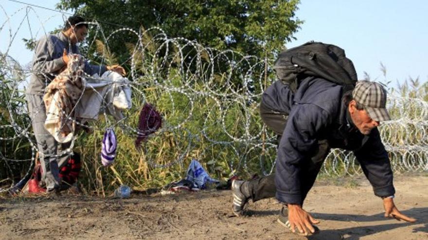 Así pasan la alambrada de Hungría los refugiados sirios