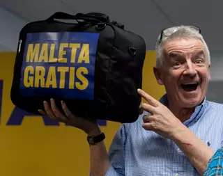 Ryanair actualizará en semanas los medidores para el nuevo tamaño de maletas gratis