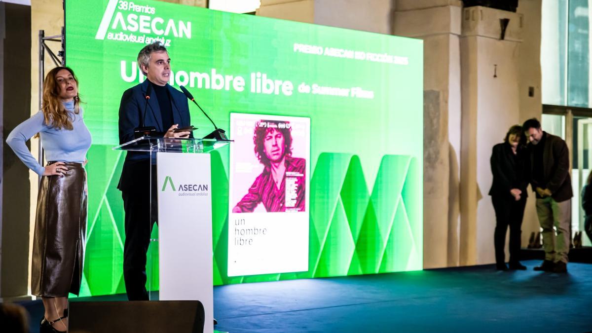 Guillermo Rojas, junto a Laura Hojman, socia en Summer Films, recoge el premio a mejor documental por 'Un hombre libre'.