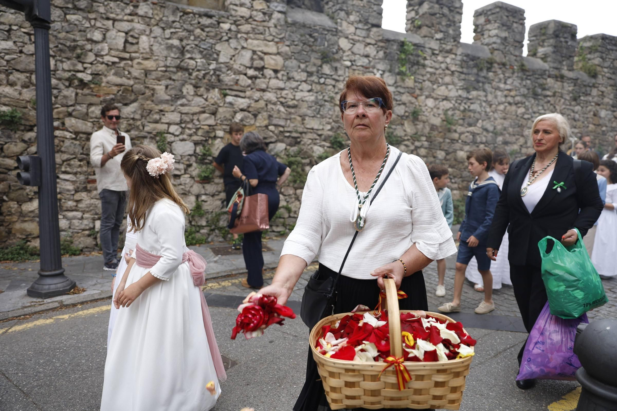 Pétalos, incienso, niños... así fue la procesión del Corpus Christi en Gijón (en imágenes)