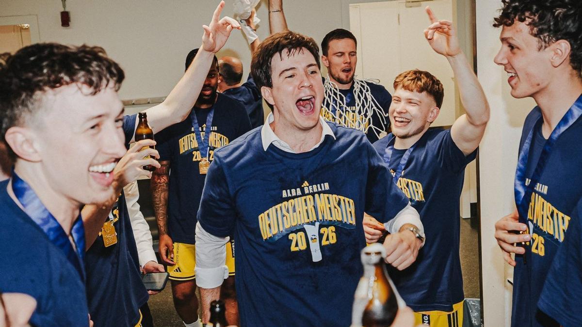 Pedro Calles, en el centro, celebra la victoria en la final de la Bundesliga de baloncesto.