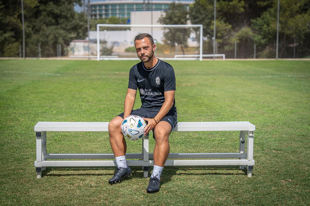 Marc Ballester, entrenador del Badalona Women, durante el entrenamiento del equipo en el CAR de Sant Cugat, previo al partido de este fin de semana contra el Athletic Club. A 27 de agosto de 2026. Deportes. AUTOR: MANU MITRU.
