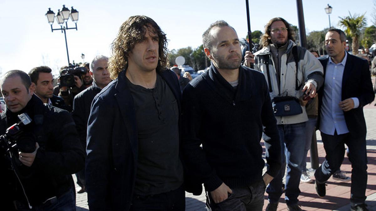 Los jugadores del Barça Puyol, Iniesta y Xavi (detrás), a su llegada al tanatorio de La Paz, en Tres Cantos, para despedir a Luis Aragonés