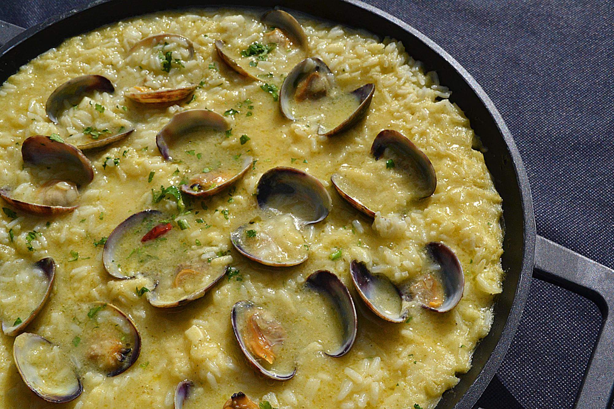 Arroz caldoso con almejas, uno de los platos que le han dado fama y que es todo un clásico en El Catalín.