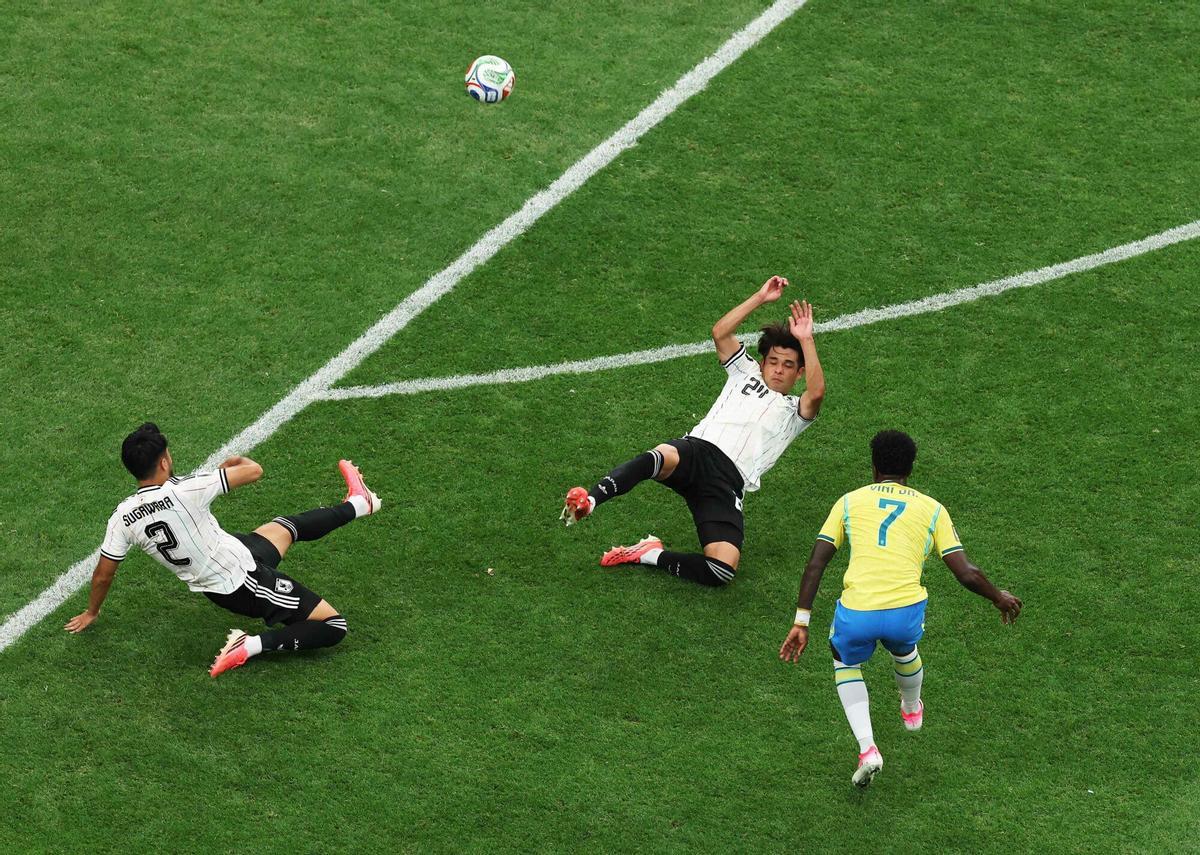 Vinicius dispara a la portería de Japón ante la inútil oposición de Yukinari Sugawara y Kaishu Sano.