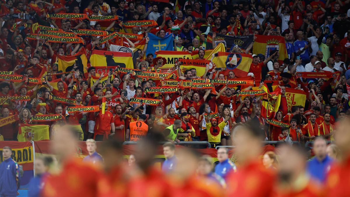 La afición española anima al equipo en el Veltins Arena