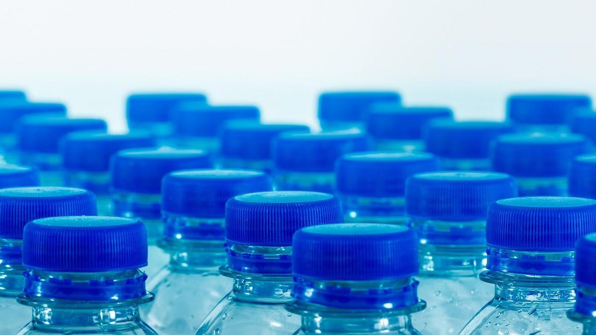 Una serie de botellas de agua.