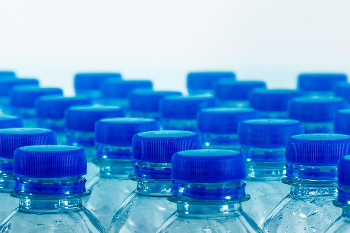 Las botellas de plástico tuvieron menos microplásticos de lo esperado frente a las de vidrio