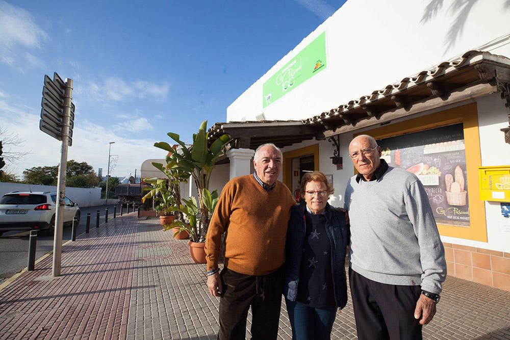 De izquierda a derecha, Paco, Lina y Jaume Pascual Torres junto al supermercado.