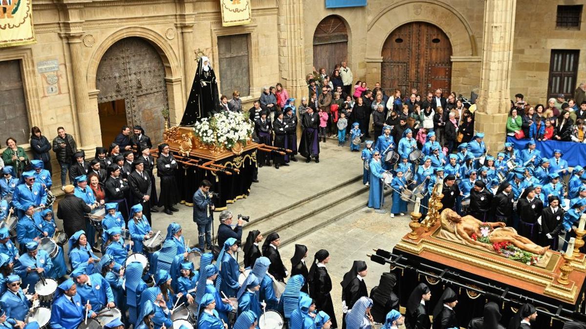 El desfile del Santo Entierro culmina con el Sellado del Sepulcro que tiene lugar en el plaza de España.