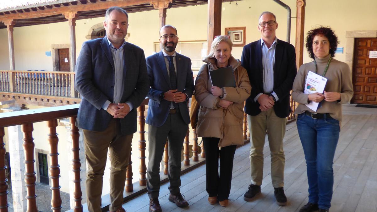 Por la izquierda, Carlos Paniceres, José Victor Rodríguez, Susana Gurdiel, responsable de la Antena de Cangas del Narcea; Nacho Iglesias, director de desarrollo empresarial de la Cámara de Comercio; y la edil Begoña Cueto, ayer, en el Ayuntamiento cangués.