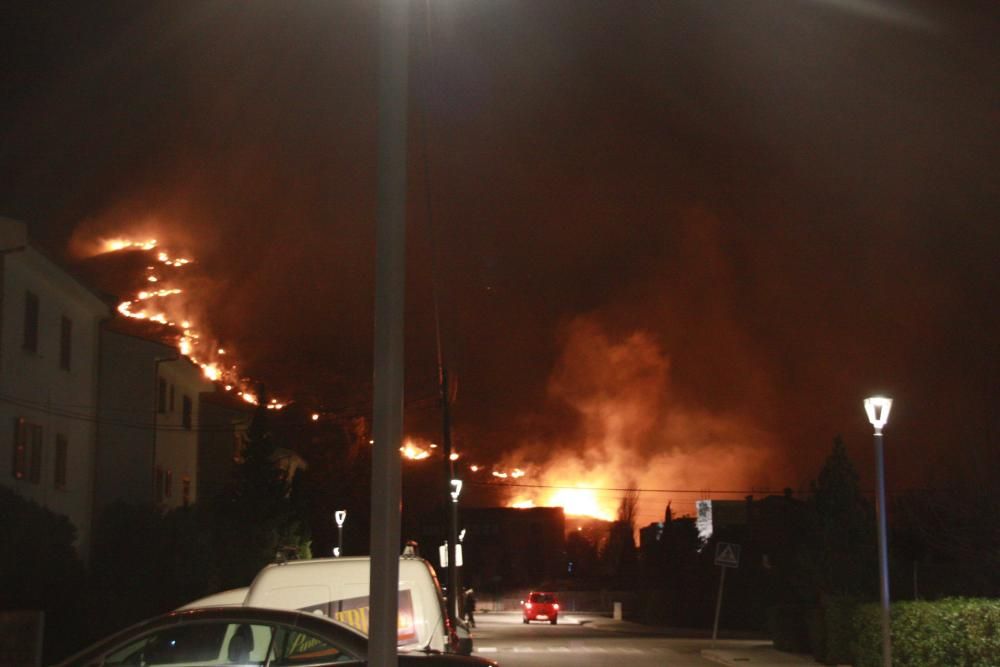 Un gran incendio forestal causa alarma en el Port de Pollença