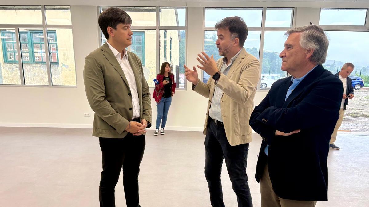 Javier Barro, en el centro, explica el proyecto del Pozo Candín a Borja Sánchez en presencia de Ruperto Iglesias