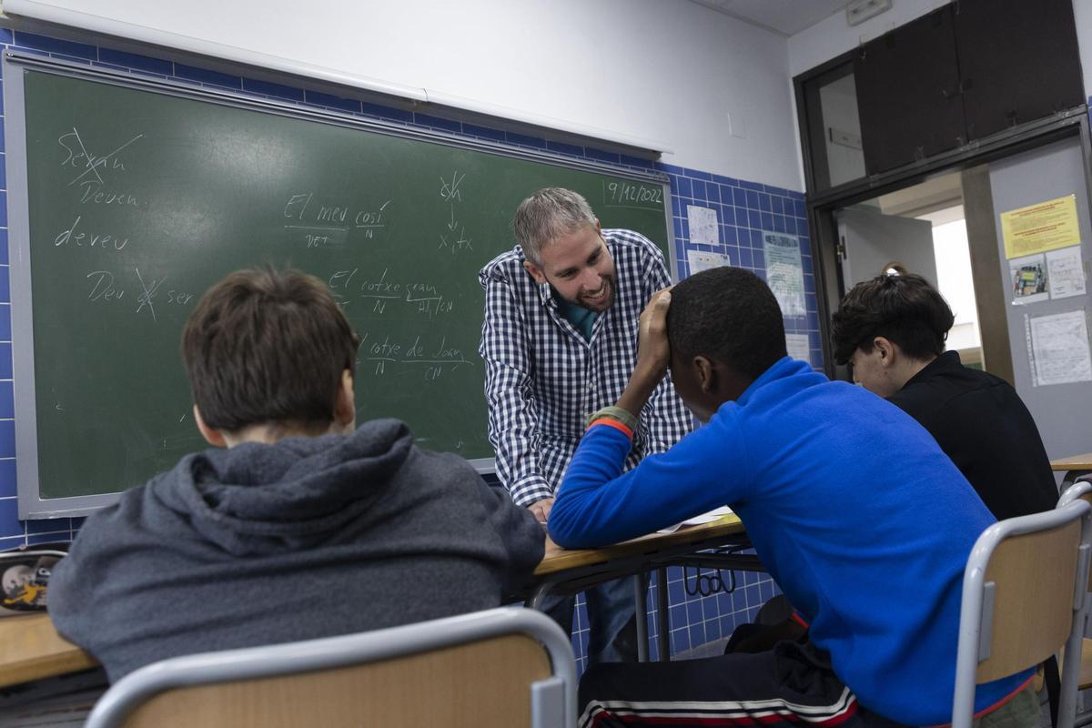 Un profesor de valenciano dando clase en un instituto público.