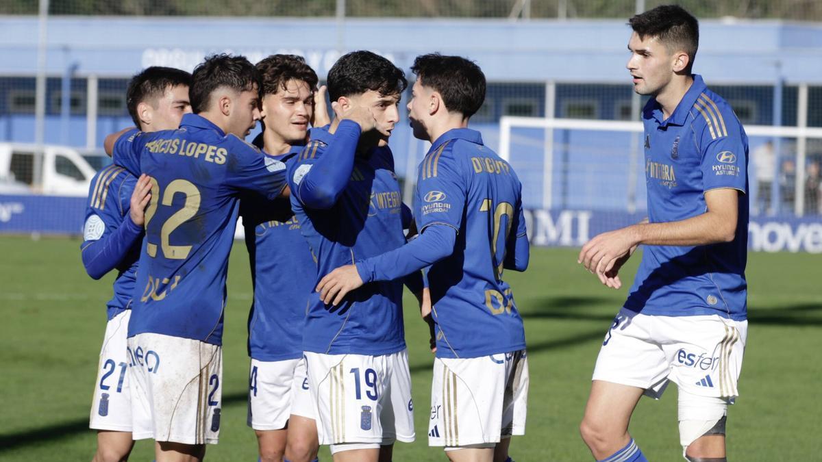 Los futbolistas del Vetusta celebran uno de los tantos ante la Gimnástica, ayer, en El Requexón.