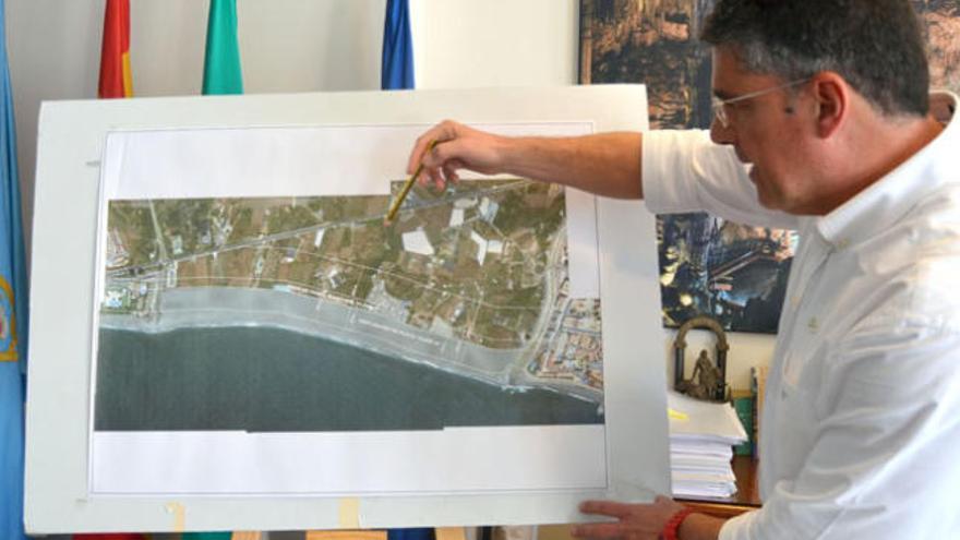 Armijo muestra el plano.