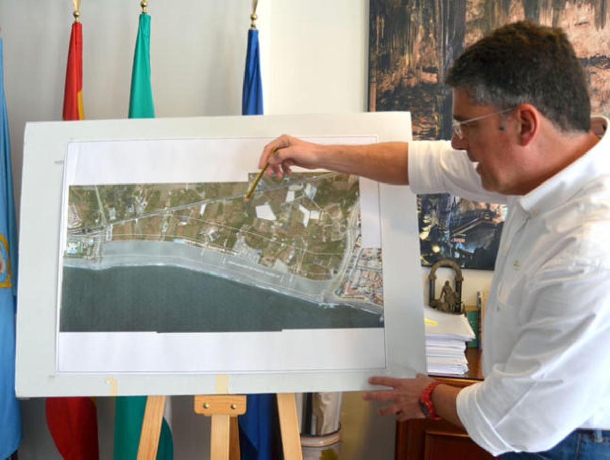 Armijo muestra el plano.