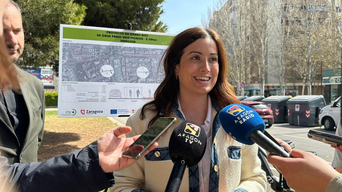 Tatiana Gaudes, concejala de Movilidad de Zaragoza, este viernes en la inauguración de un carril bici.