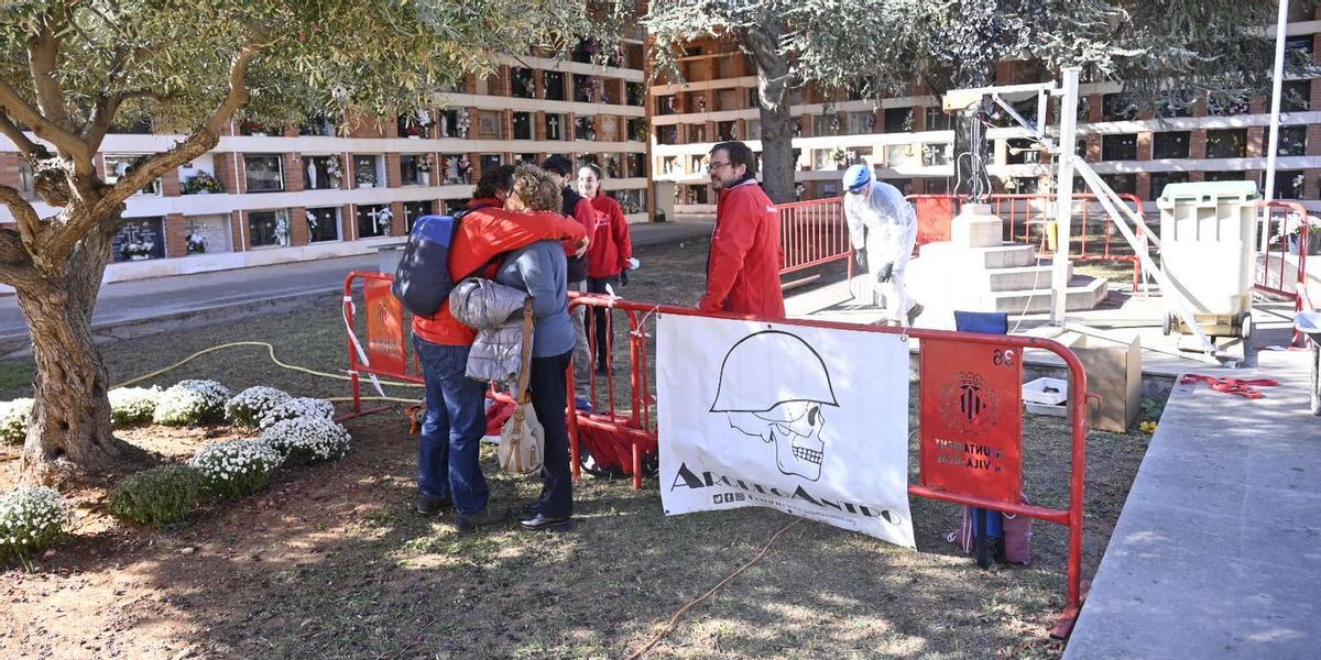 El director de Arqueoantro, Miguel Mezquida; y Encarna Pérez, nieta del represaliado por el franquismo, José Pla, se abrazan tras el inicio de los trabajos para intentar hallar los restos del vila-realense. J
