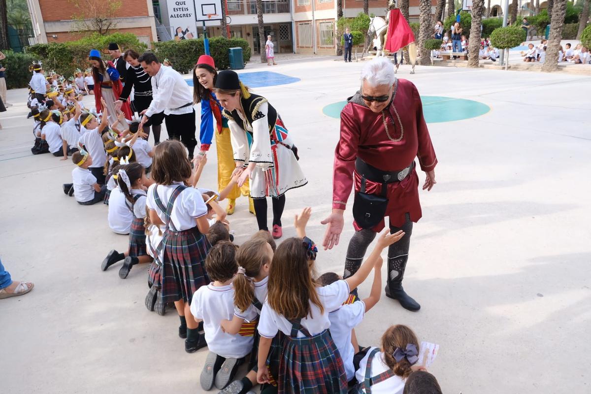 Festeros, en un centro educativo de Elche este martes