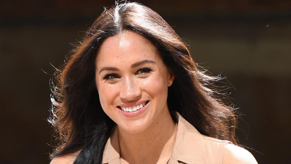 Meghan Markle es fiel a la raya del pelo en medio