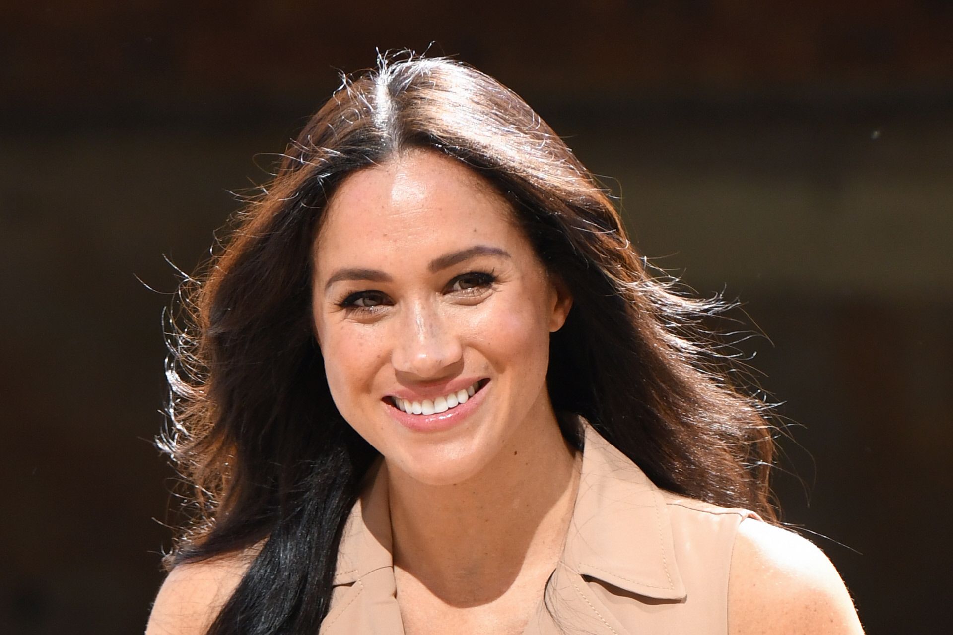 Meghan Markle es fiel a la raya del pelo en medio