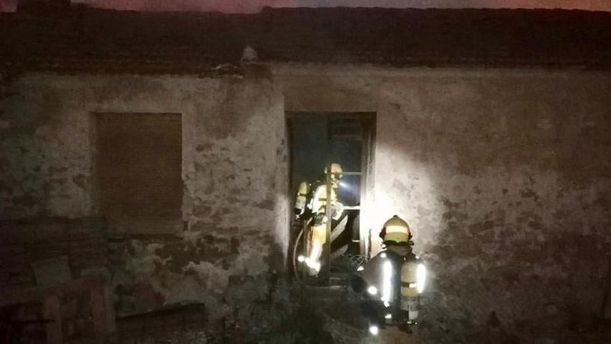 El incendio de una vivienda alerta a los vecinos de la Cruz de Galindo