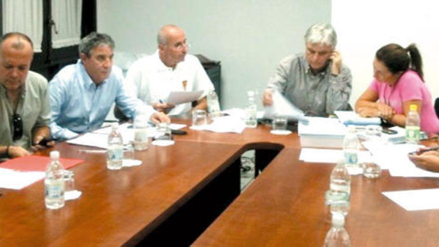 José Miguel Pérez, al fondo, ayer, reunido en el gabinete de crisis del Cabildo grancanario, con Juan Salvador León (3i), Antonio Rico (4i), Encarna Galván (d) y otros miembros.