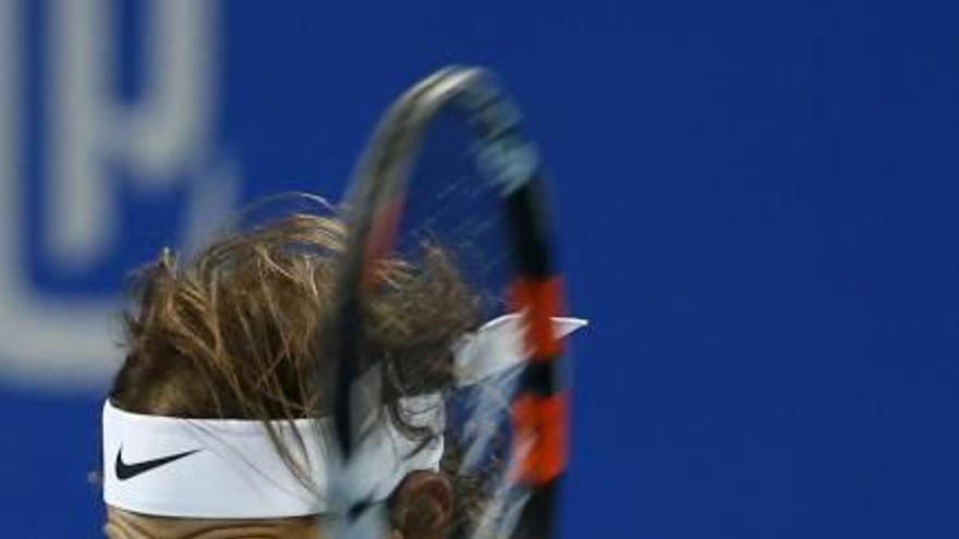 Nadal golpea la pelota durante el partido ante Pospisil.