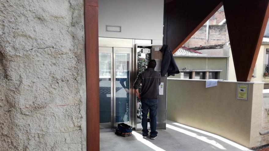 Treuen 6 persones que han quedat tancades mitja hora a l&#039;ascensor de la plaça Major