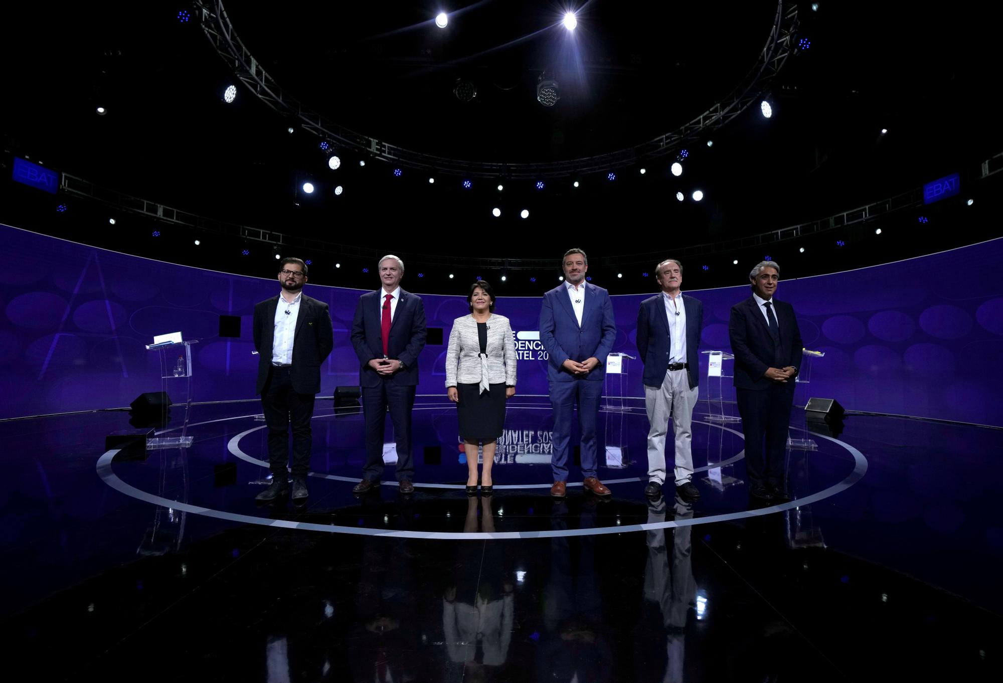 Los candidatos presidenciales Gabriel Boric, Jose Antonio Kast, Yasna Provoste, Sebastian Sichel, Eduardo Artes y Marco Henriquez-Ominami en el debate televisivo