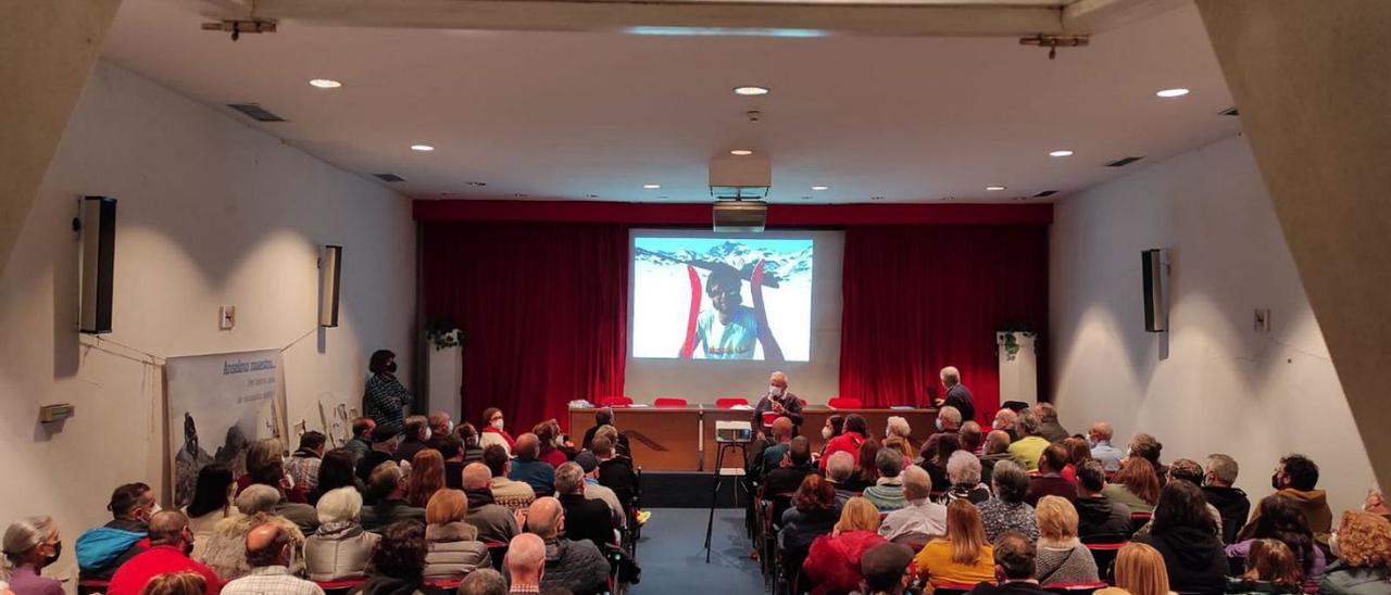 Público durante la conferencia de Anselmo Menéndez, ayer, en la Casa de Cultura.