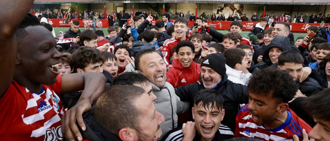 Los jugadores del Llanera celebran el ascenso.