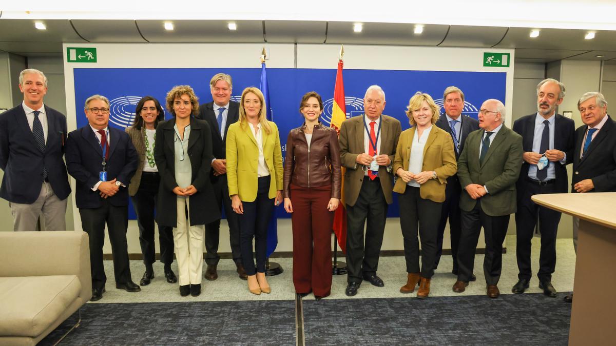 BRUSELAS (BÉLGICA), 30/03/2022.- La presidenta de la Comunidad de Madrid, Isabel Díaz Ayuso (c), asiste a una reunión con europarlamentarios españoles del Partido Popular Europeo (PPE), este miércoles en el Parlamento Europeo en Bruselas, Bélgica. Ayuso anunció hoy a la presidenta del Parlamento Europeo, Roberta Metsola, su intención de dar al presidente de Ucrania, Volódimir Zelenski, la medalla internacional de la Comunidad de Madrid. EFE/ Comunidad De Madrid Prensa