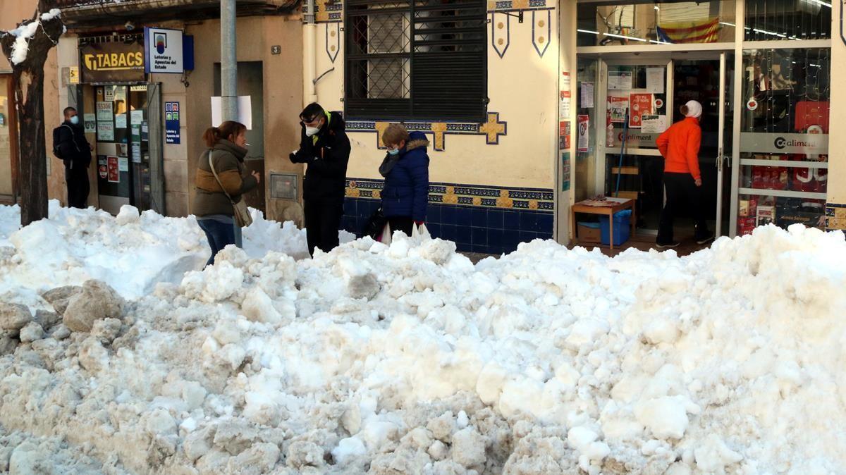 Nieve acumulada en un calle de Falset, este lunes.