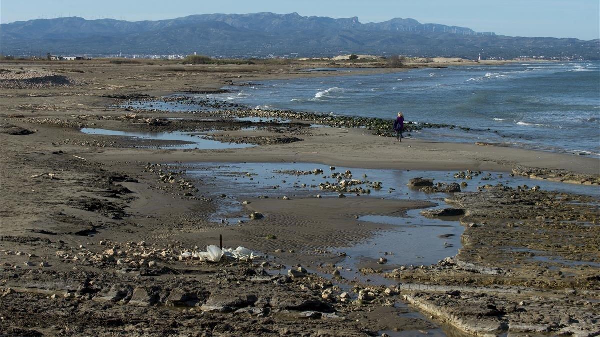 El temporal también arrastró grandes cantidades de basura, sobre todo restos de plástico, que ahora siguen depositados en las playas como La marquesa