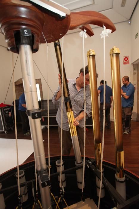 Montaje de la exposición de instrumentos musicales de Les Luthiers