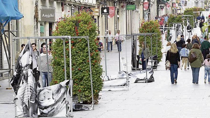 Daños en las fotografías de la exposición &quot;Vigo sonríe&quot;. // J. Lores