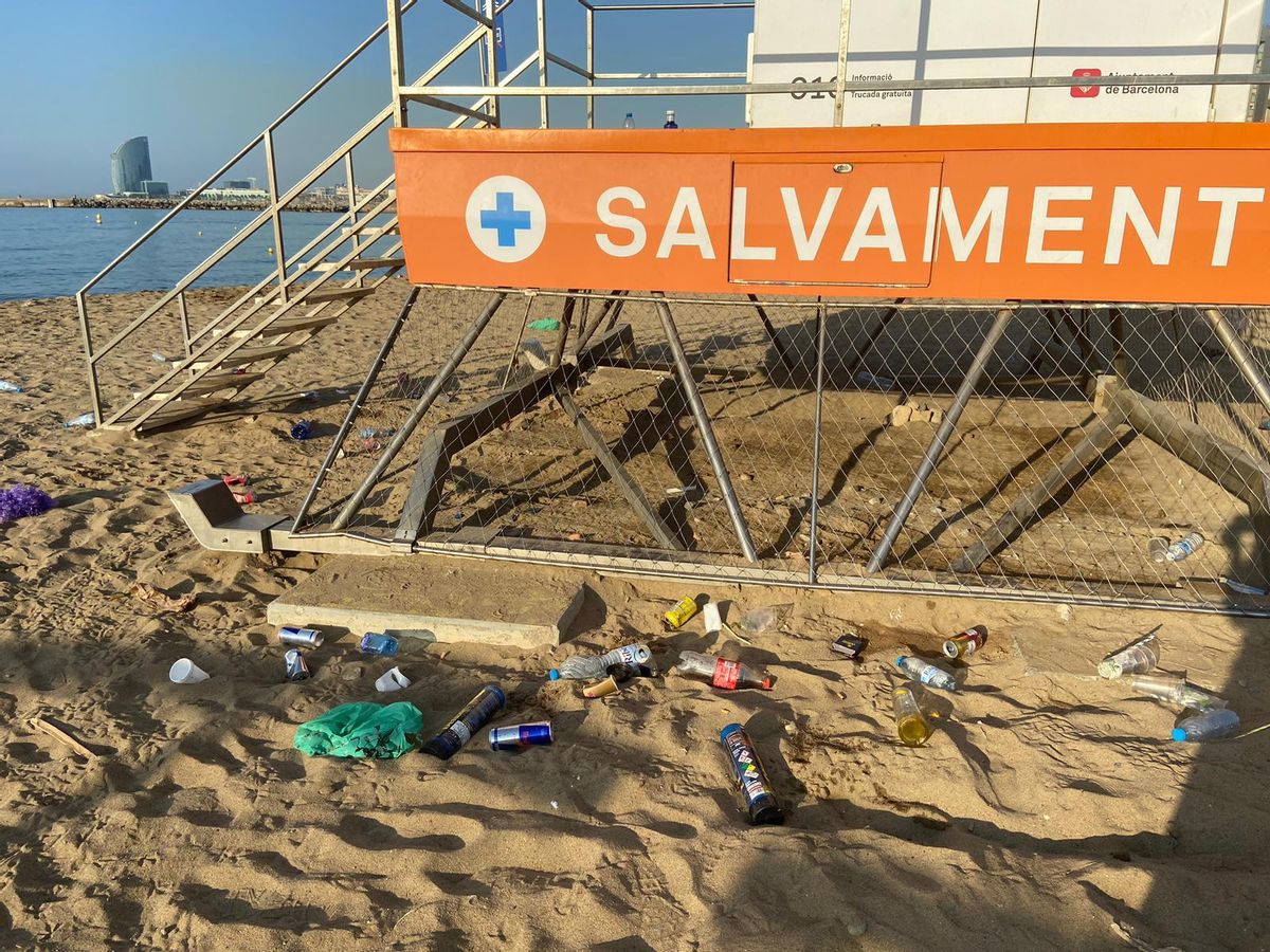 "Imatge que deixa l'incivisme a la platja del Somorrostro" "Imatge que deixa l'incivisme a la platja del Somorrostro"